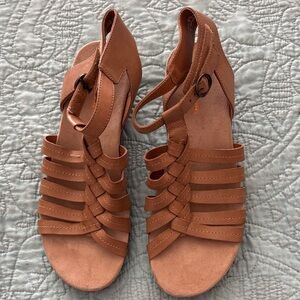 Yuu Tan Strappy Sandals